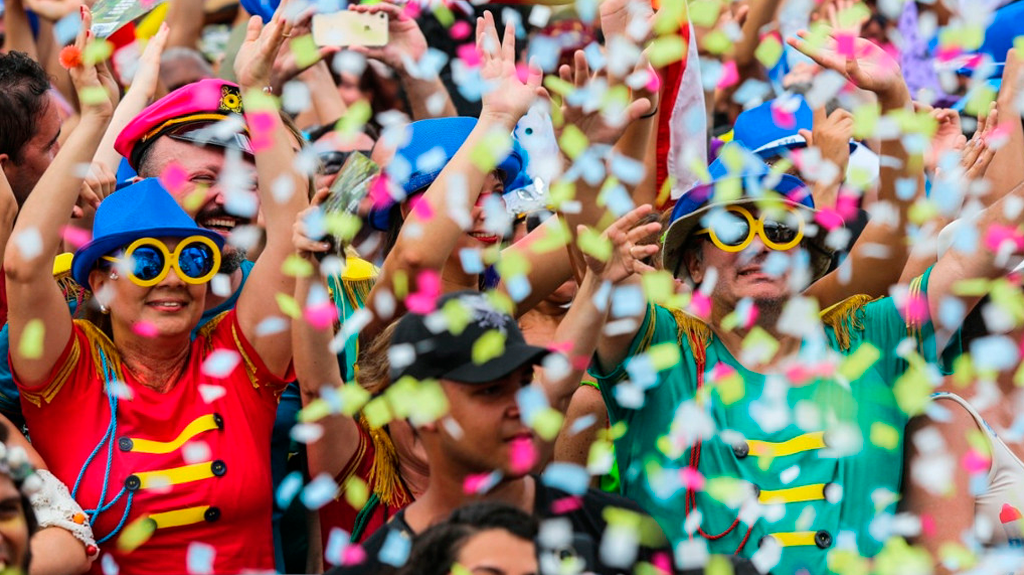 Carnaval é feriado Trabalhador tem direito a folga Camila Morais